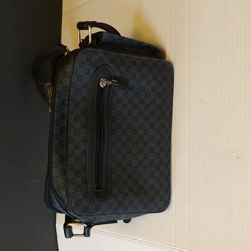 VGUC. Liz Claiborne crossbody bag.